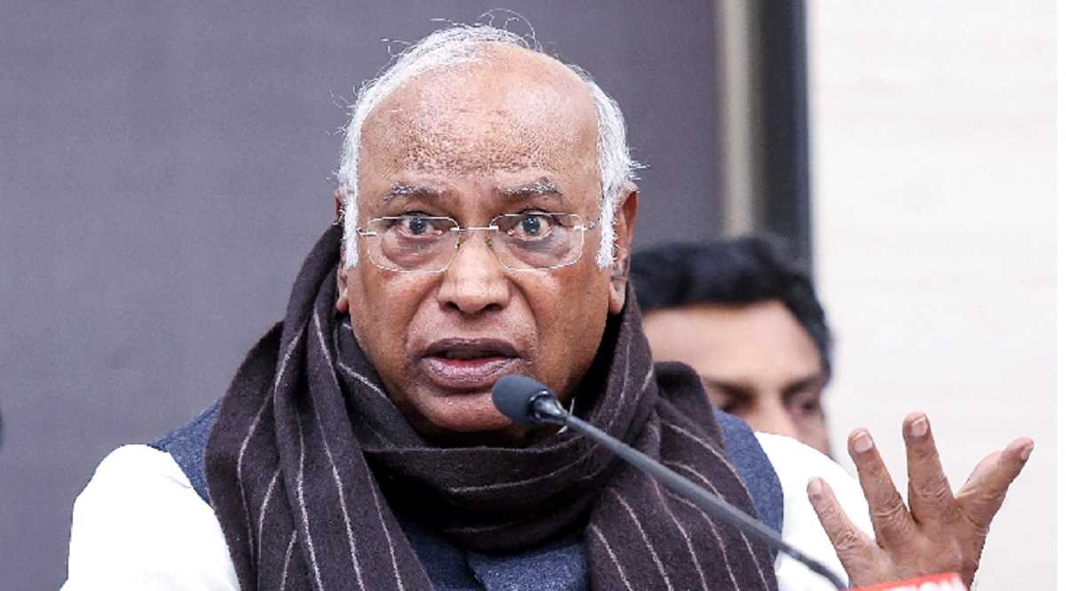 संसदीय परंपरा को तोड़ रहे हैं सभापति : खरगे